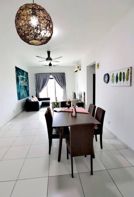 Forest In The Sky 3br 8pax Netflix!! High Floor By Apartemen *