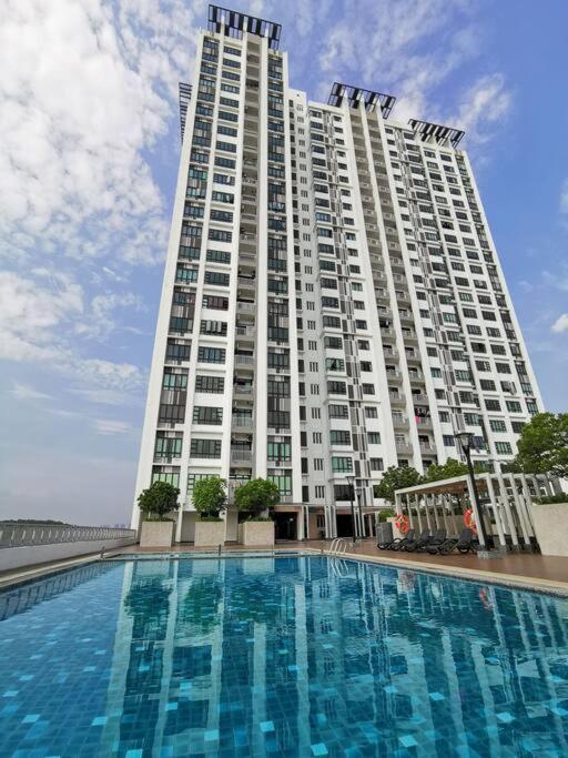 Apartment Forest In The Sky 3br 8pax Netflix!! High Floor By Johor Bahru